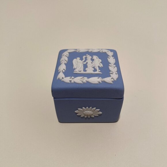Wedgwood Blue Jasperware Small Square Trinket Box with White Motif - Picture 1 of 9
